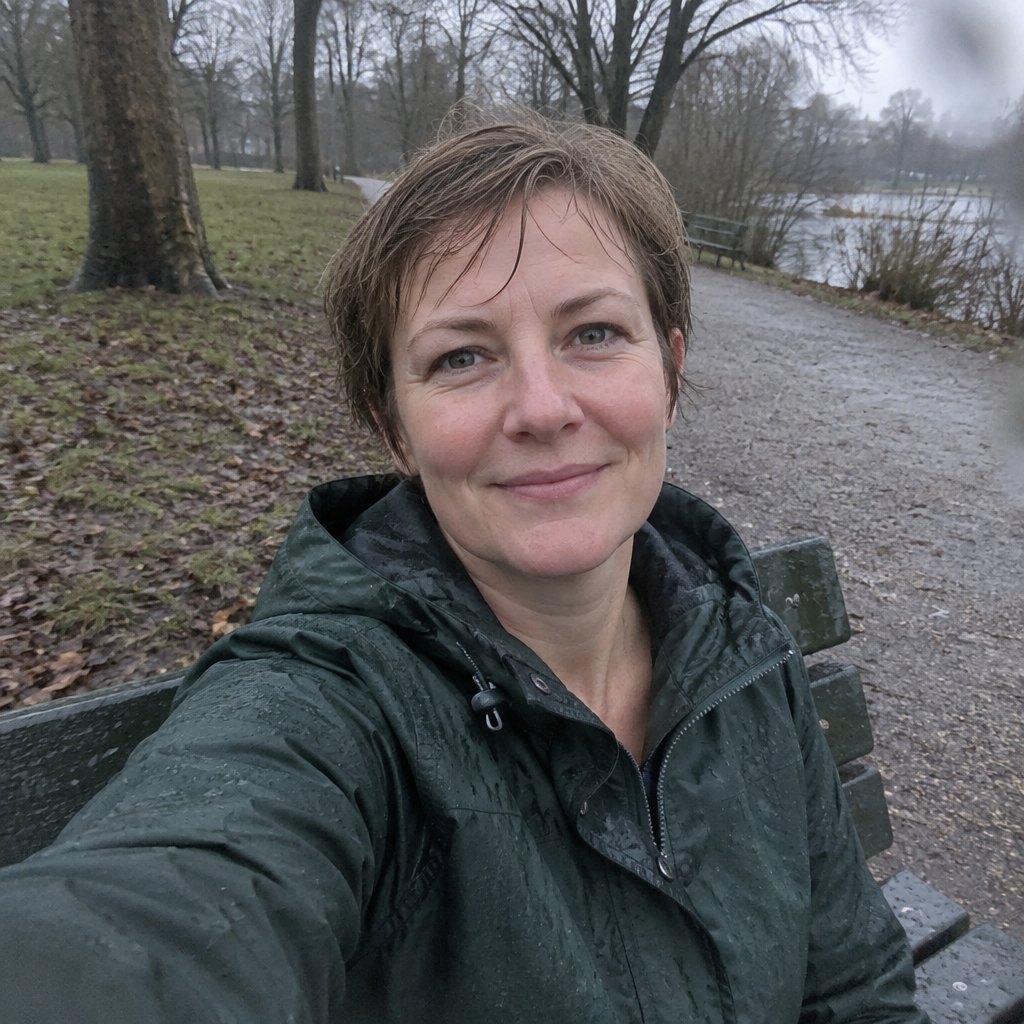 Sabine auf einer Parkbank bei einem Spaziergang im Regen